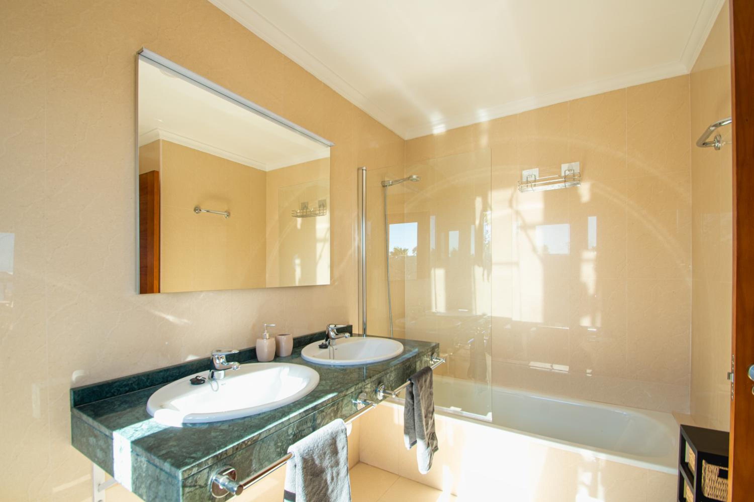 Villa Cavendish with sea views and heatable pool close to Flamingo Beach