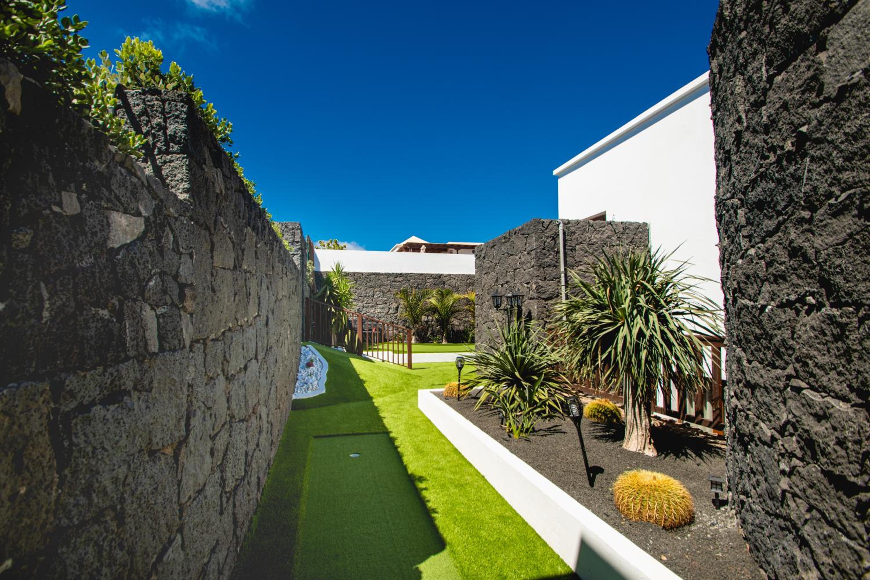 Villa Cavendish with sea views and heatable pool close to Flamingo Beach