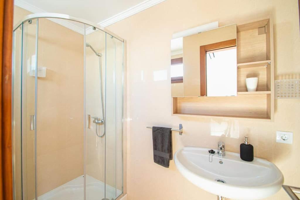 Villa Cavendish with sea views and heatable pool close to Flamingo Beach