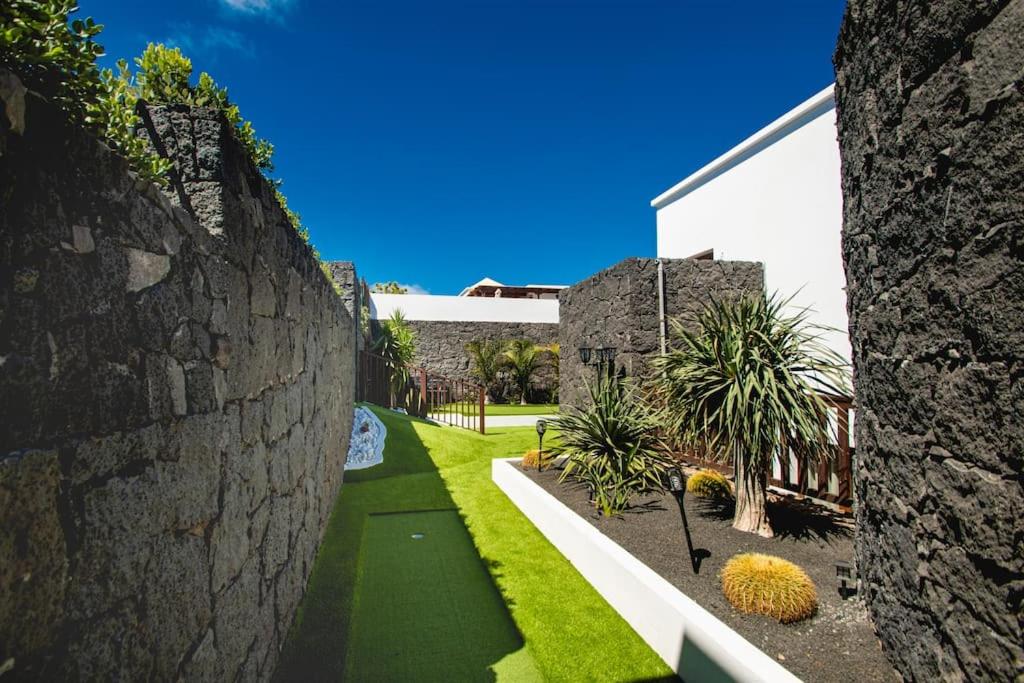Villa Cavendish with sea views and heatable pool close to Flamingo Beach
