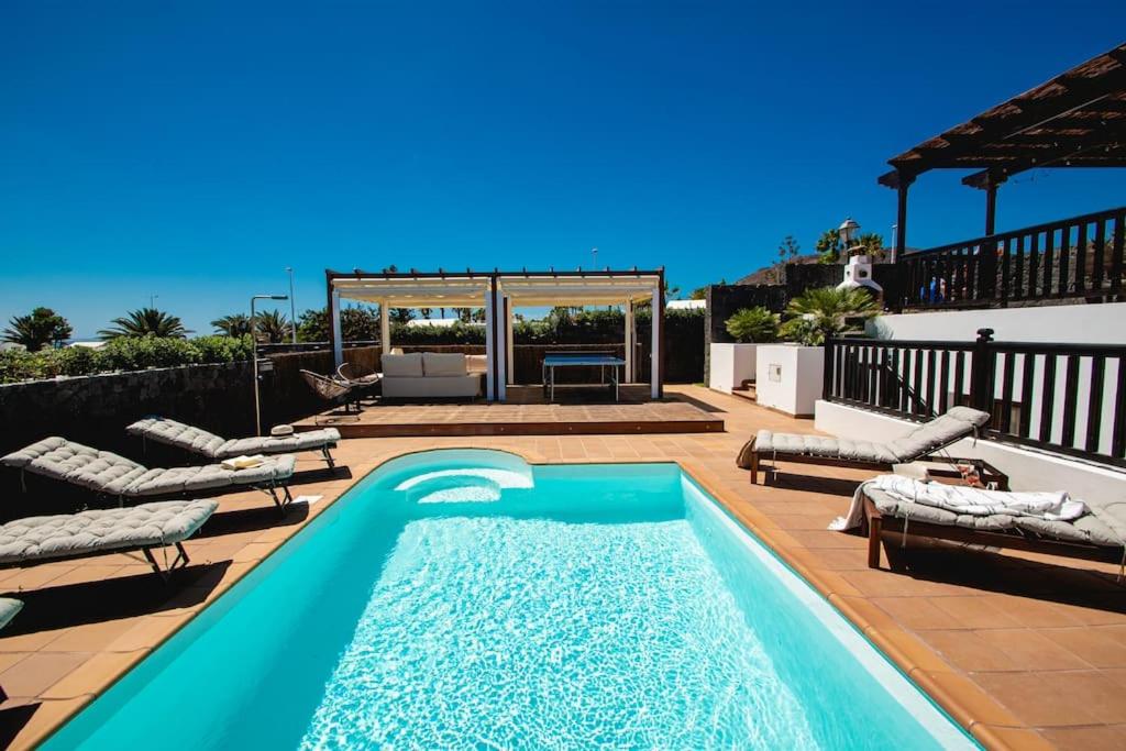 Villa Cavendish with sea views and heatable pool close to Flamingo Beach