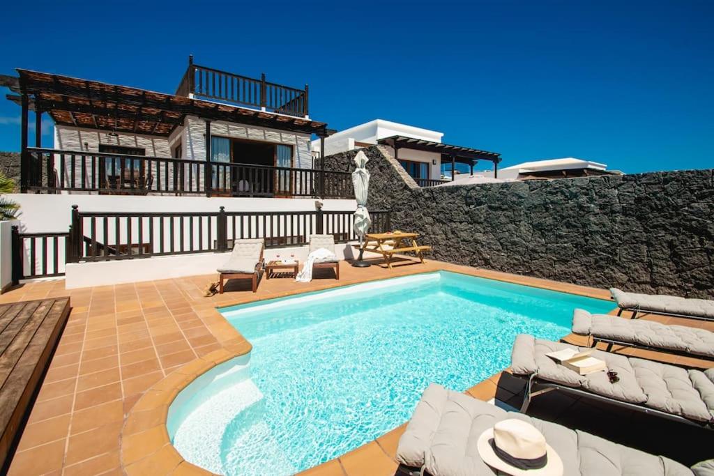 Villa Cavendish with sea views and heatable pool close to Flamingo Beach