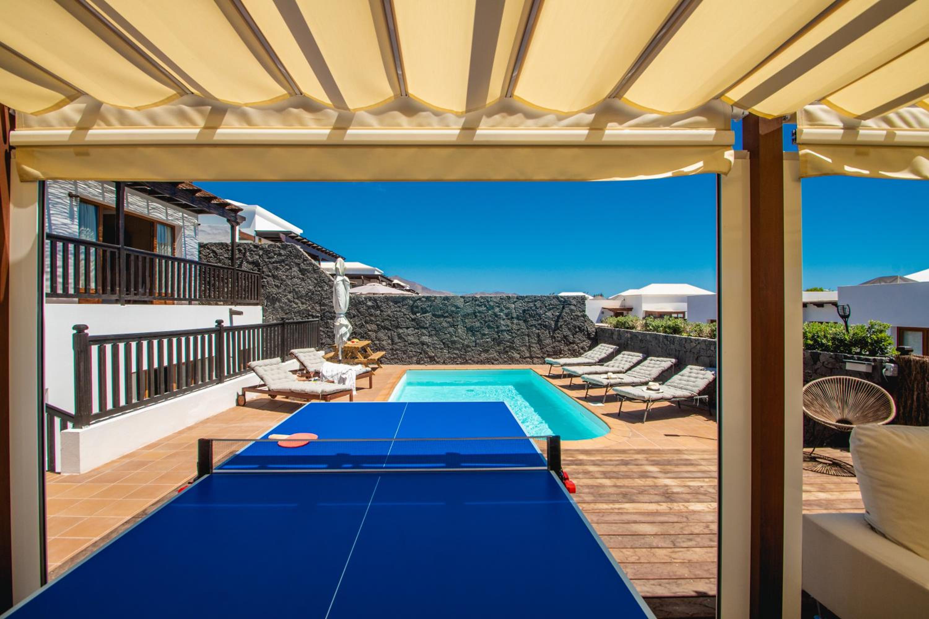 Villa Cavendish with sea views and heatable pool close to Flamingo Beach