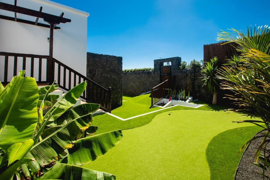 Villa Cavendish with sea views and heatable pool close to Flamingo Beach