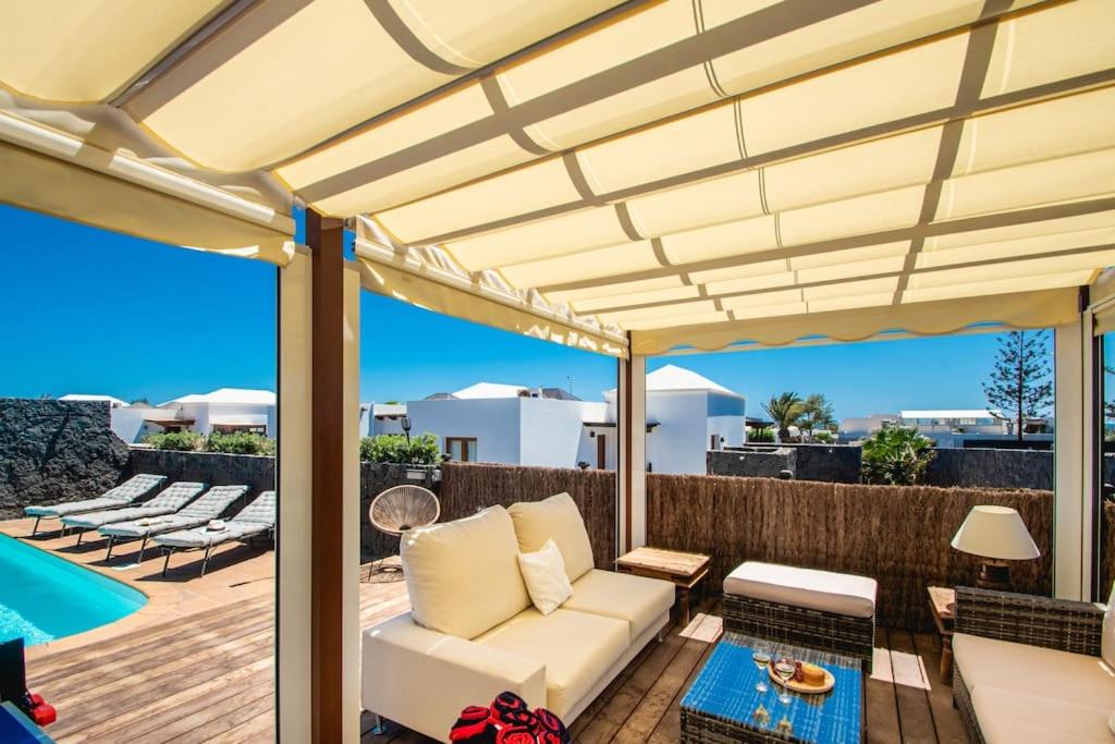 Villa Cavendish with sea views and heatable pool close to Flamingo Beach
