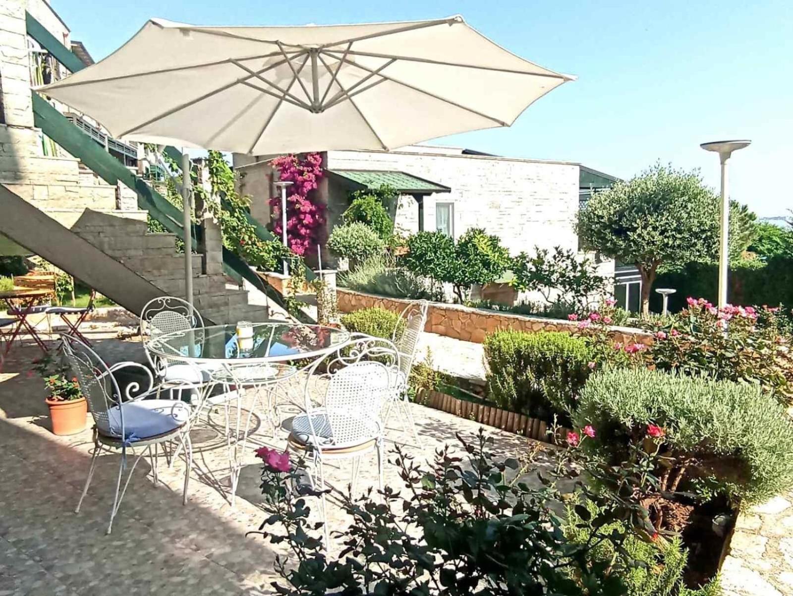 Iris Apartments