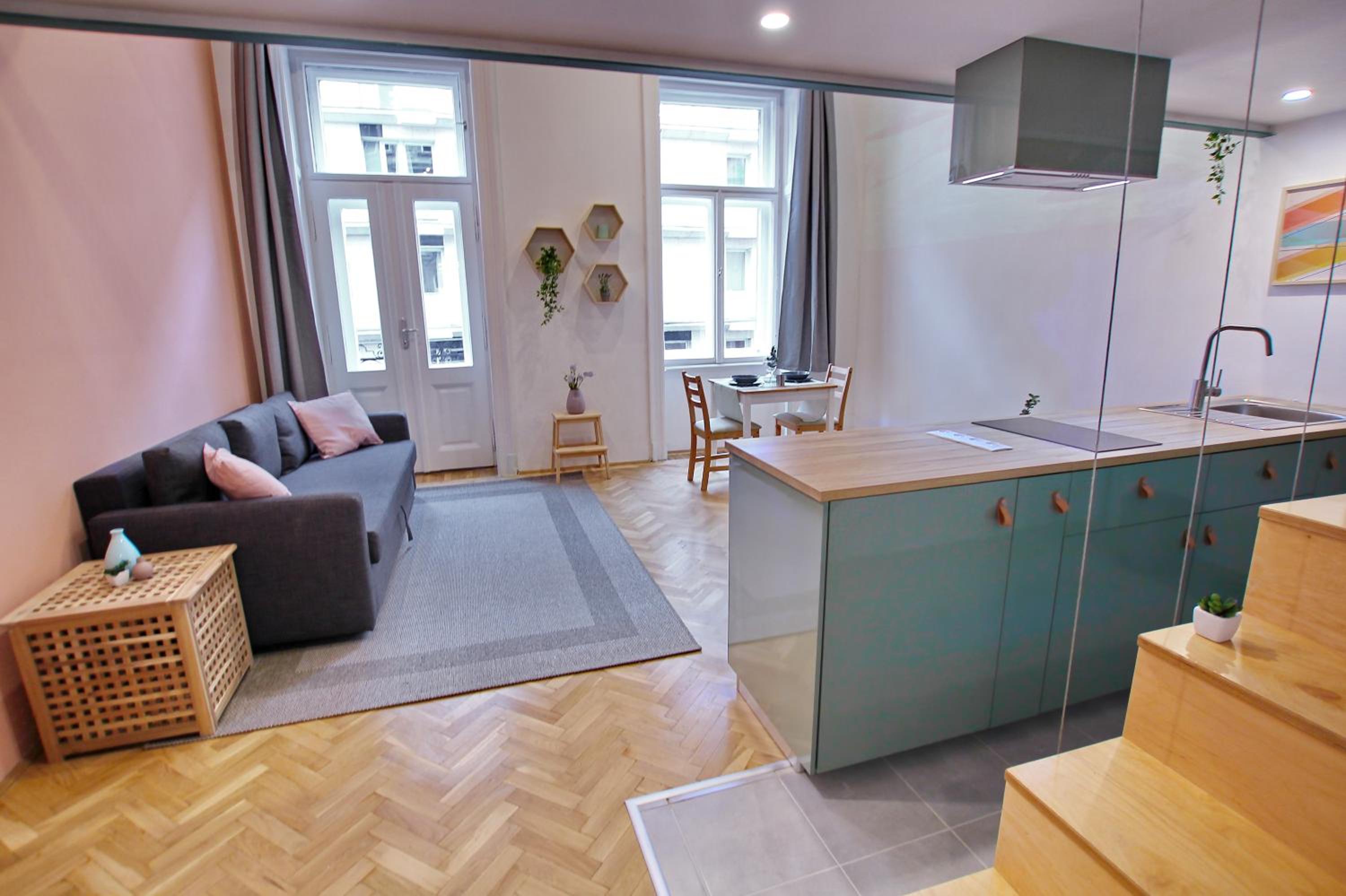 Awesome Budapest Downtown Studio w Balcony & Free Private Parking