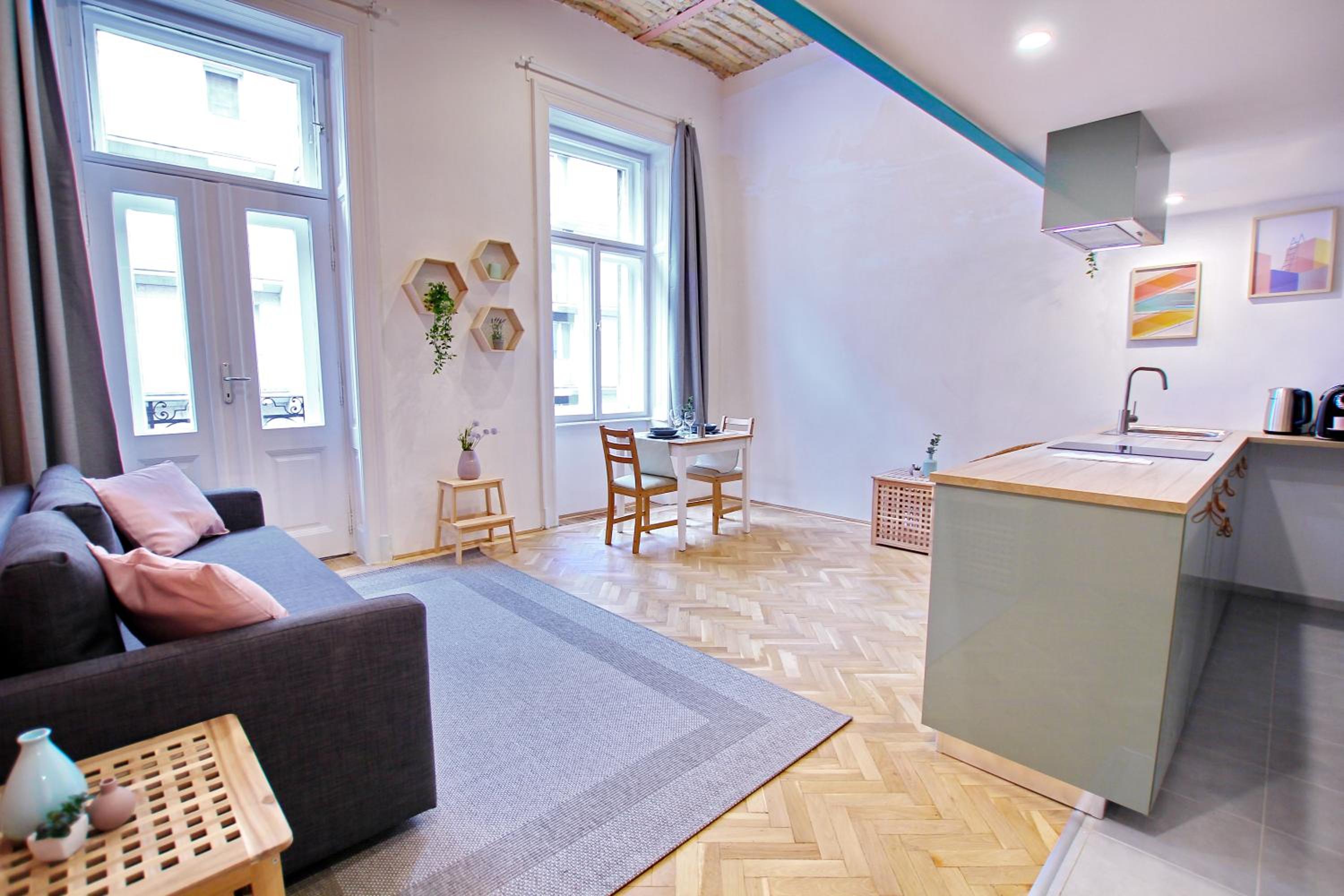 Awesome Budapest Downtown Studio w Balcony & Free Private Parking
