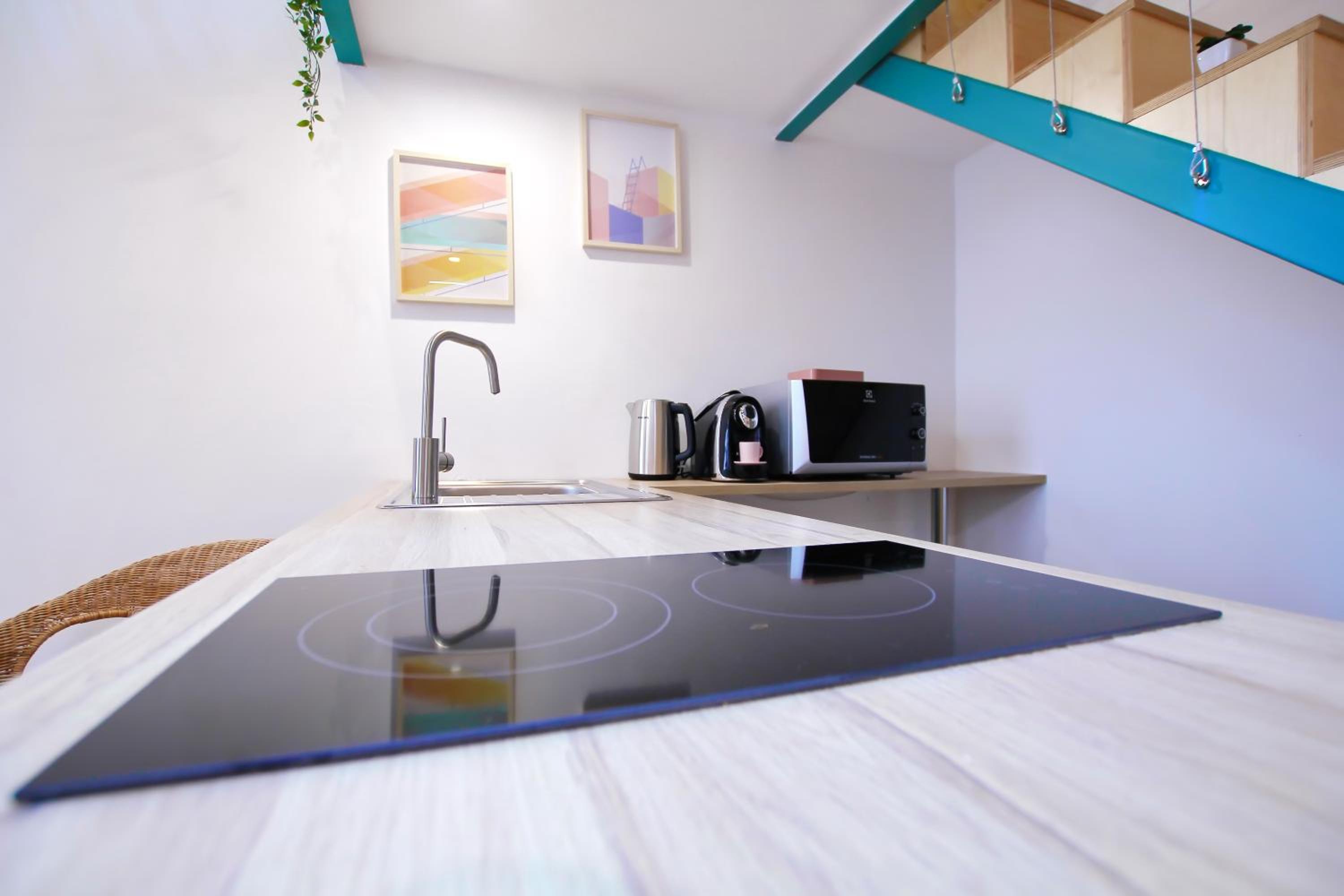 Awesome Budapest Downtown Studio w Balcony & Free Private Parking