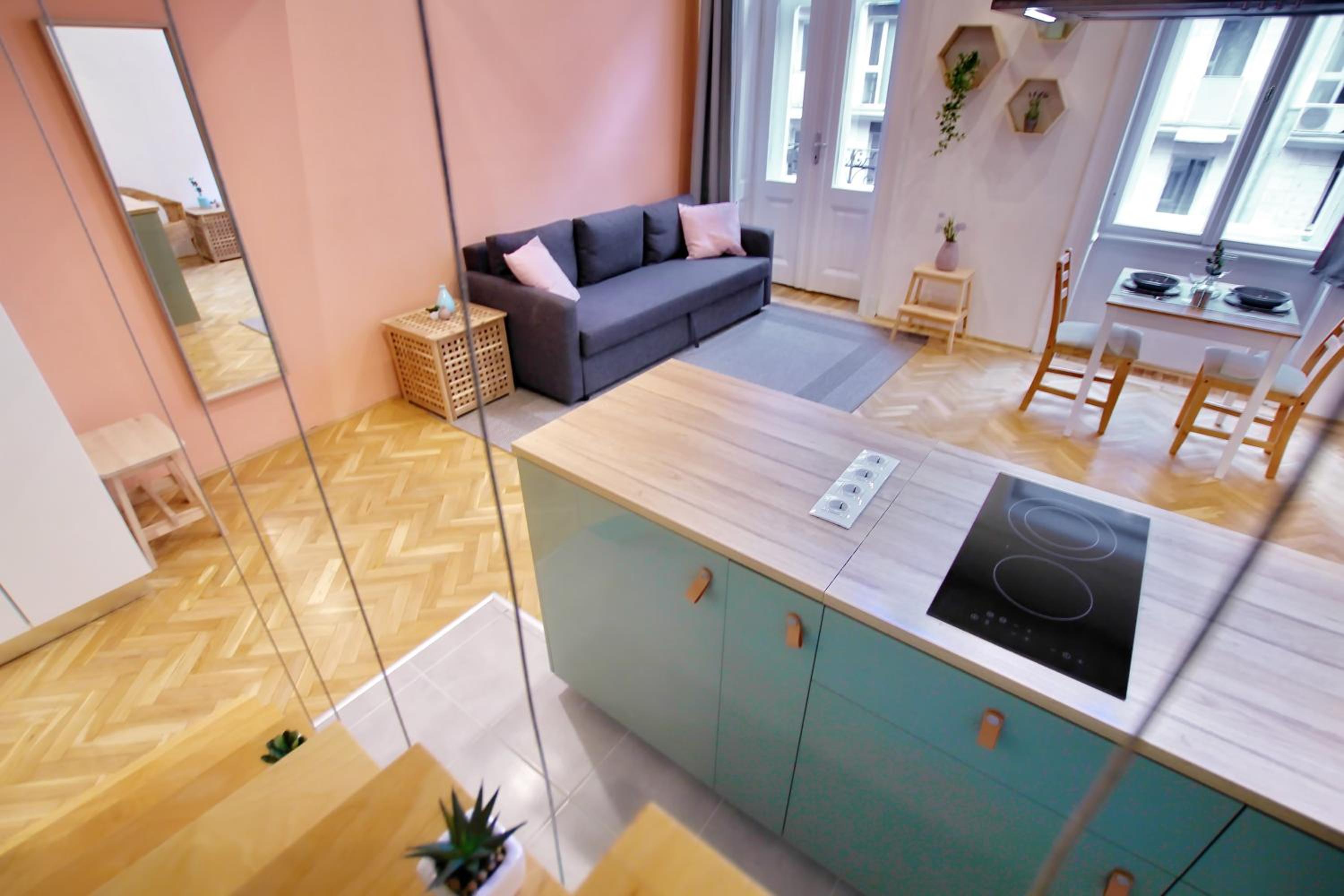 Awesome Budapest Downtown Studio w Balcony & Free Private Parking