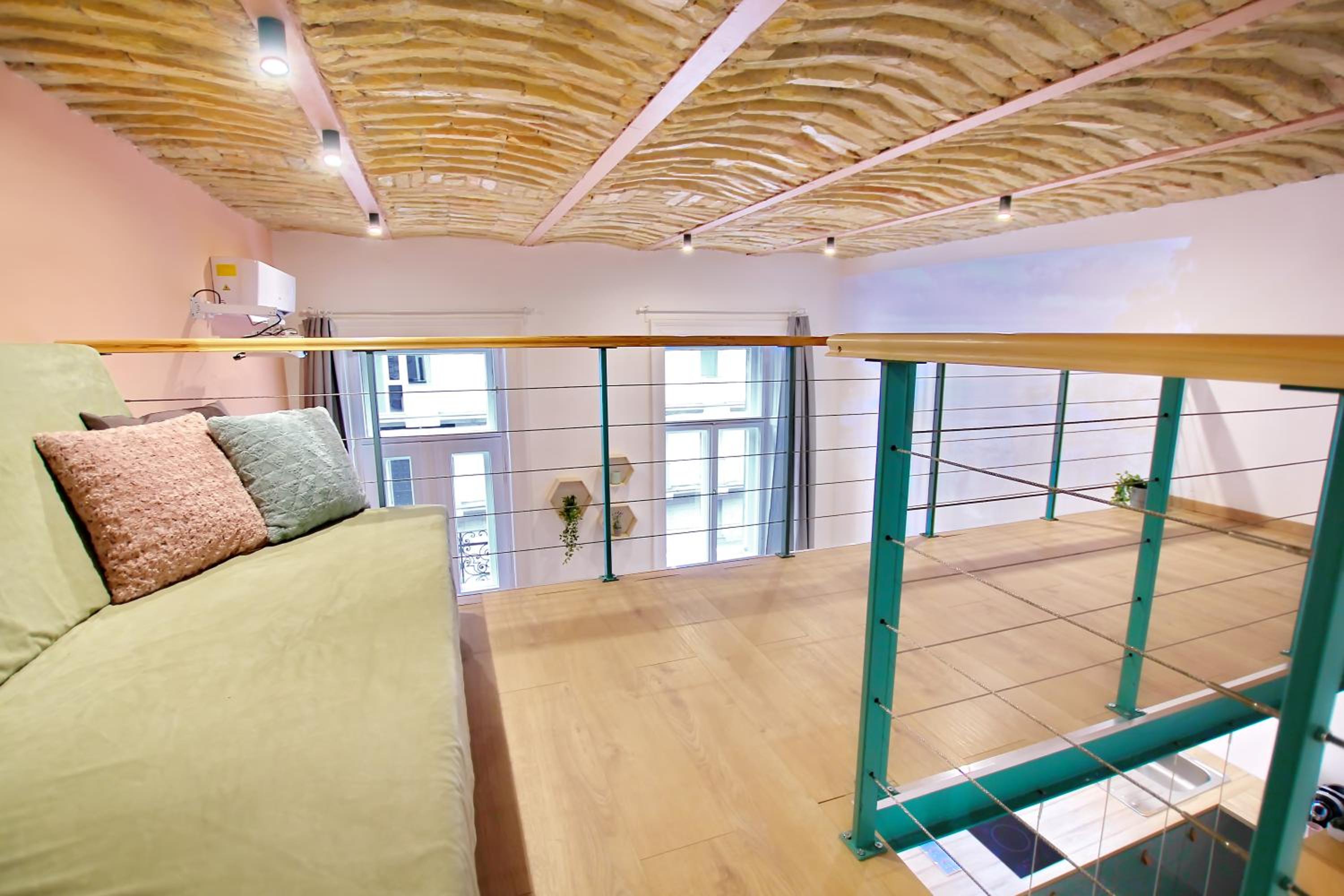 Awesome Budapest Downtown Studio w Balcony & Free Private Parking