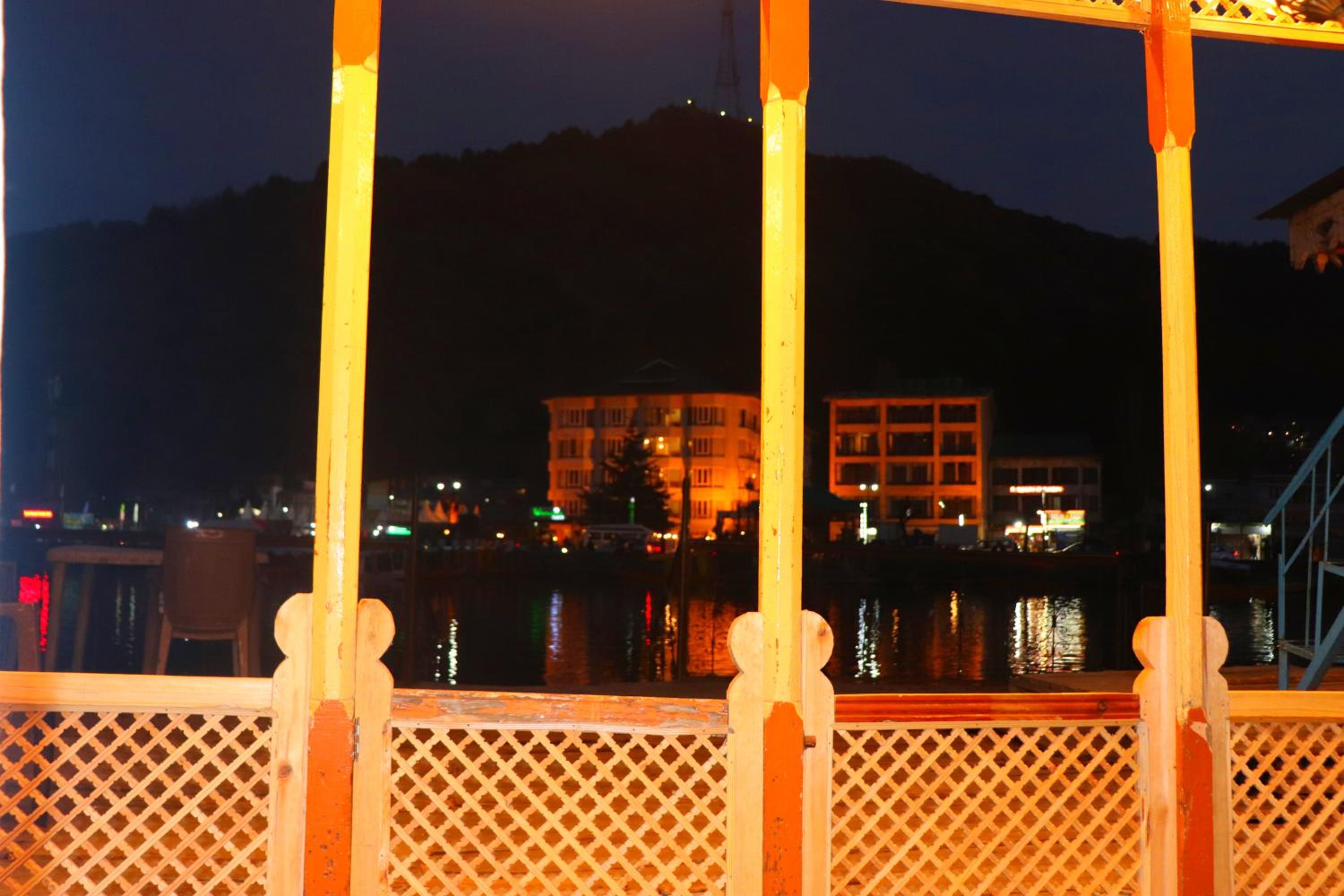 House Boat New Pala Palace