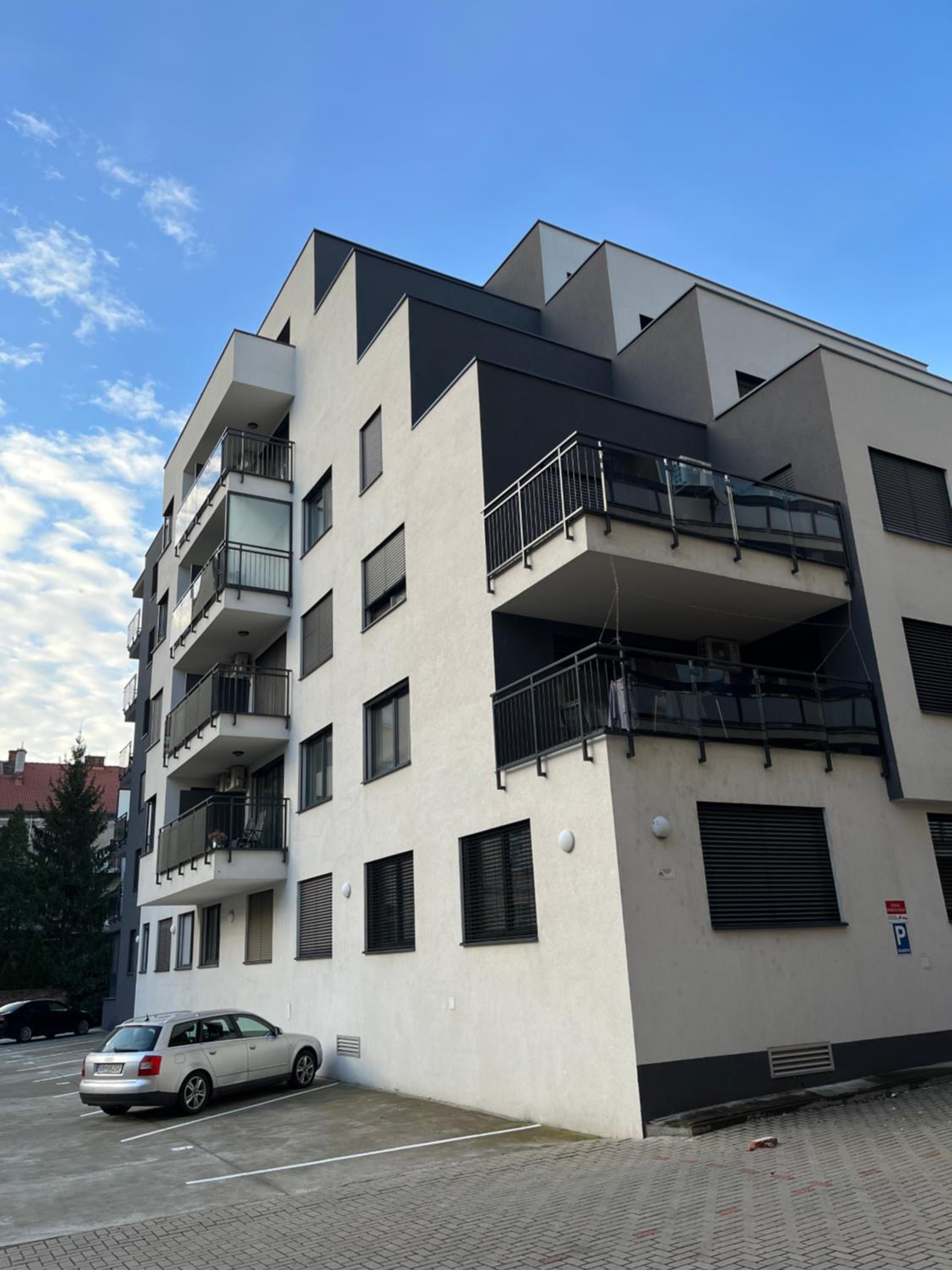Elegant Escape apartment II - City Centre & Free Parking view 3