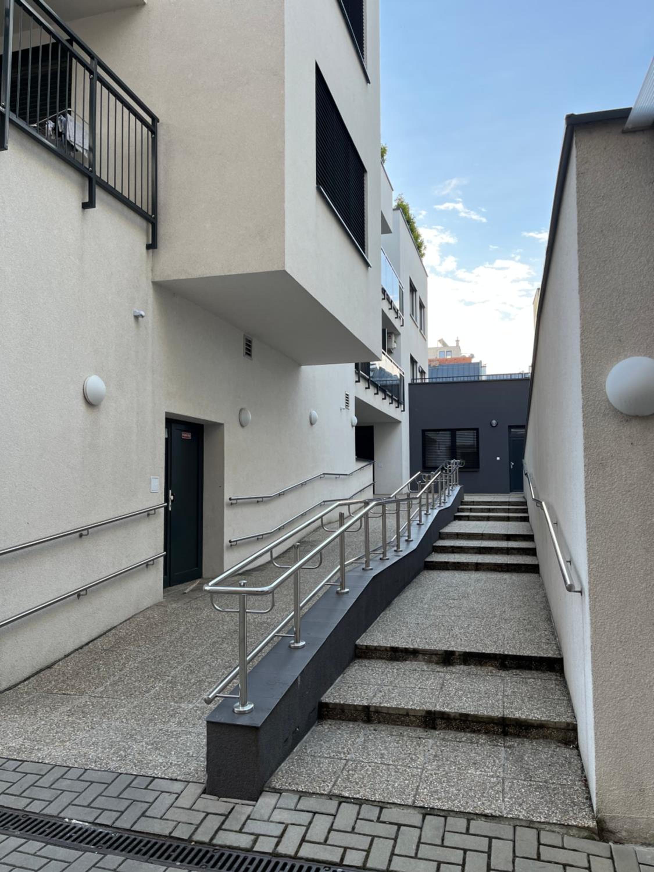 Elegant Escape apartment II - City Centre & Free Parking view 2