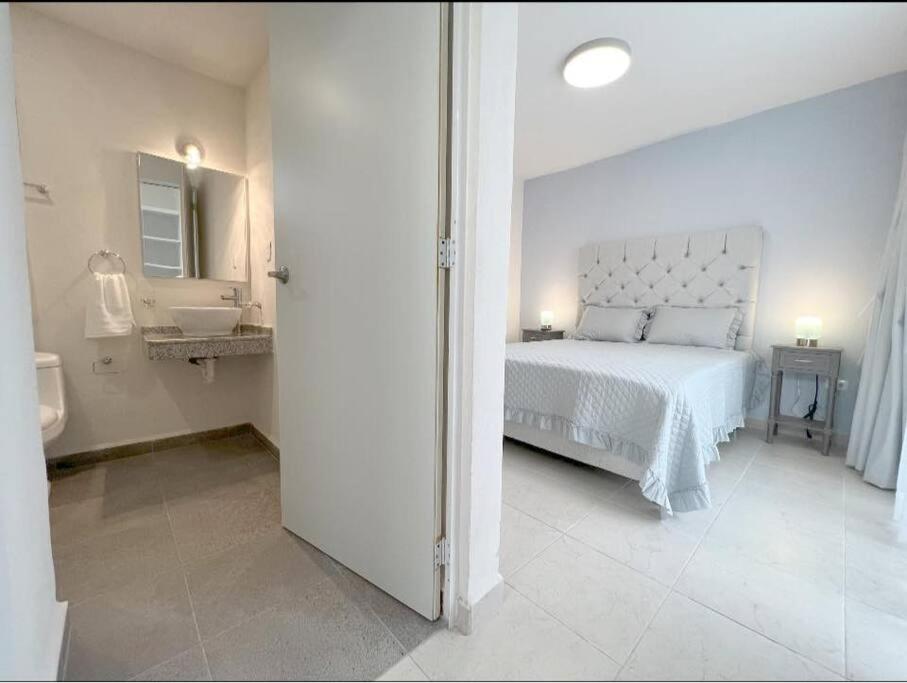 Departamento Exclusivo, High Apartment with Great Location 4-B