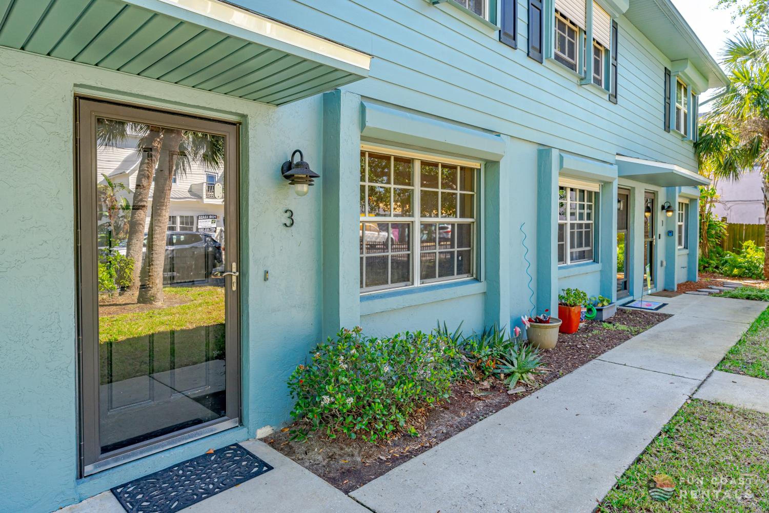 STEPS from Flagler Avenue! Charming Home with Private Garage and Full Kitchen!