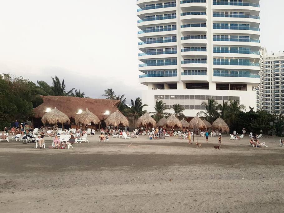 Apartamento salida directa a la playa, zona playa privada, Piscinas y jacuzzis wifi