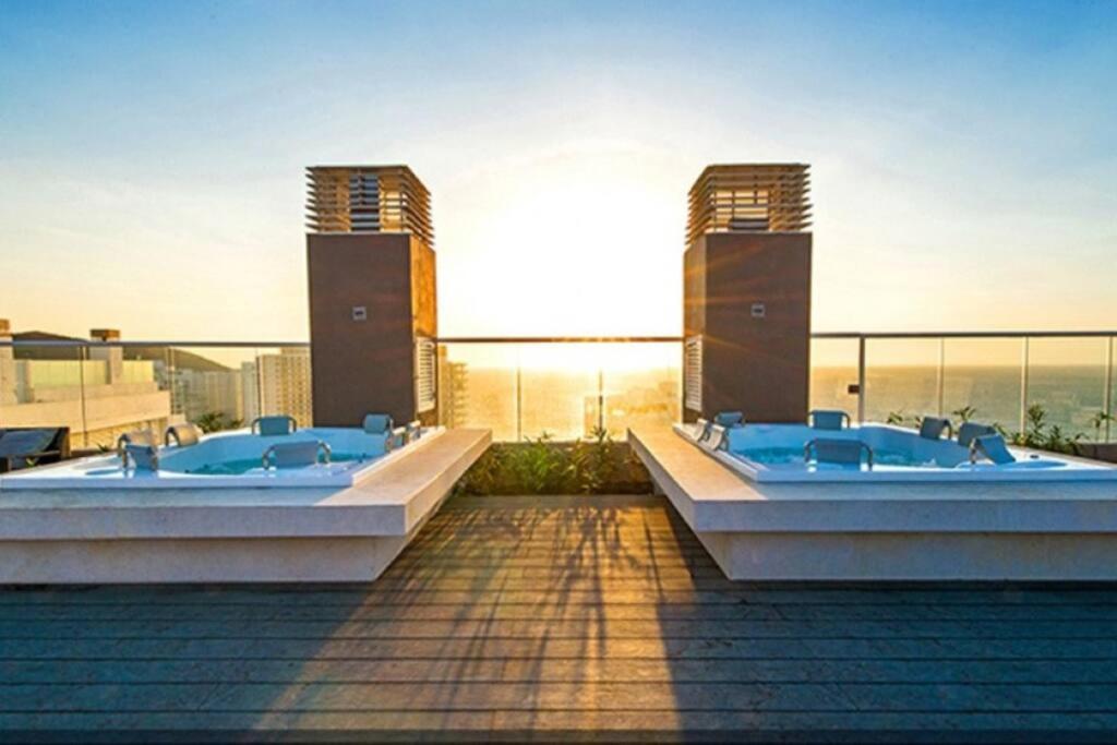 Apartamento salida directa a la playa, zona playa privada, Piscinas y jacuzzis wifi