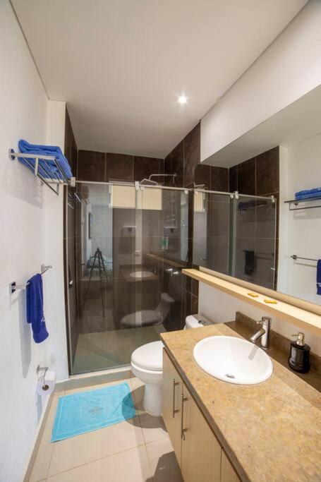 Apartamento salida directa a la playa, zona playa privada, Piscinas y jacuzzis wifi