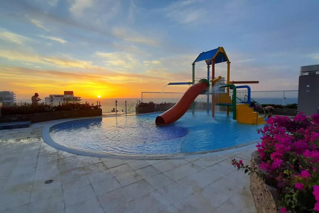 Apartamento salida directa a la playa, zona playa privada, Piscinas y jacuzzis wifi
