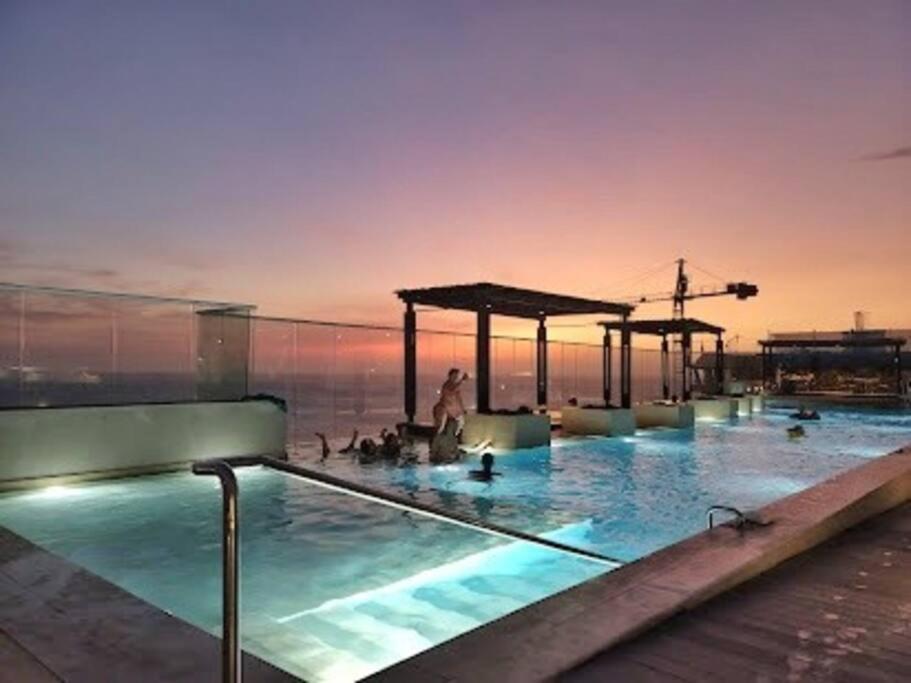 Apartamento salida directa a la playa, zona playa privada, Piscinas y jacuzzis wifi