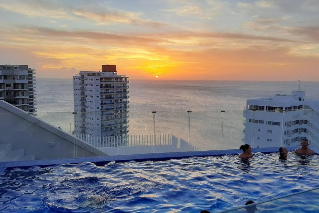 Apartamento salida directa a la playa, zona playa privada, Piscinas y jacuzzis wifi