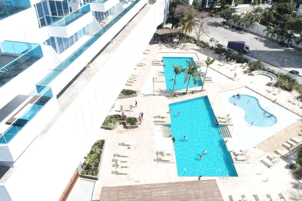Apartamento salida directa a la playa, zona playa privada, Piscinas y jacuzzis wifi