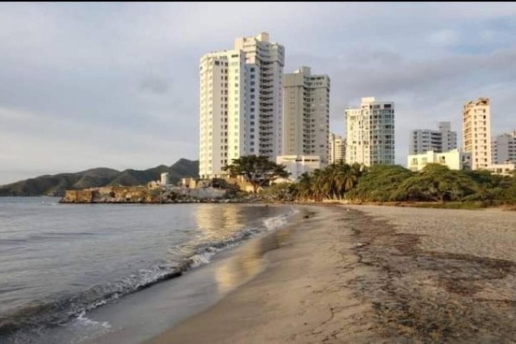 Apartamento salida directa a la playa, zona playa privada, Piscinas y jacuzzis wifi