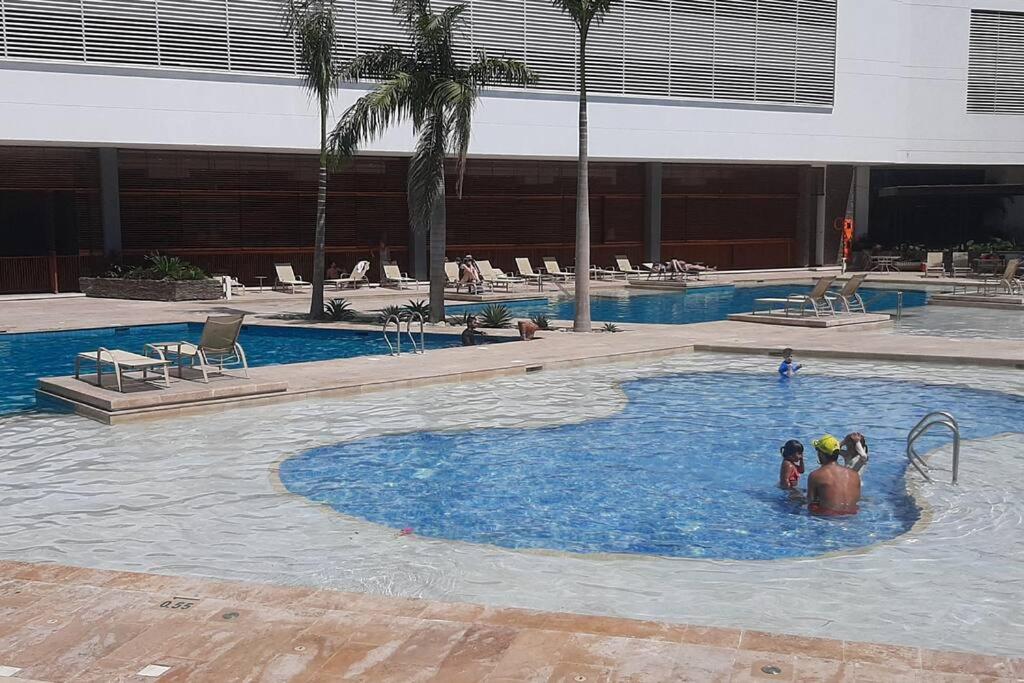 Apartamento salida directa a la playa, zona playa privada, Piscinas y jacuzzis wifi