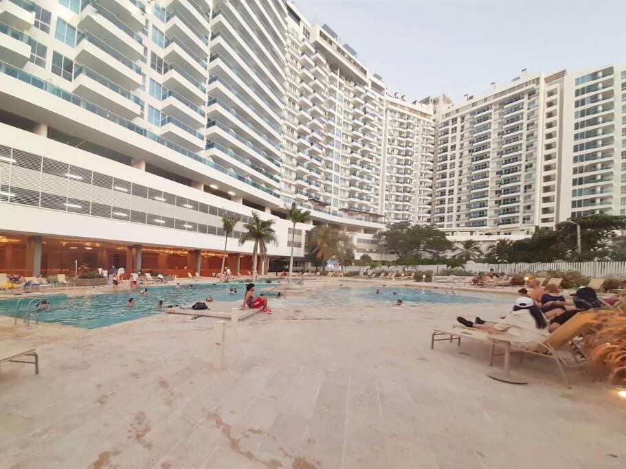 Apartamento salida directa a la playa, zona playa privada, Piscinas y jacuzzis wifi