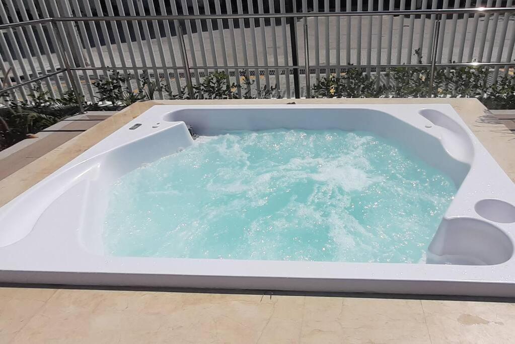 Apartamento salida directa a la playa, zona playa privada, Piscinas y jacuzzis wifi