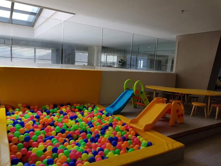 Apartamento salida directa a la playa, zona playa privada, Piscinas y jacuzzis wifi