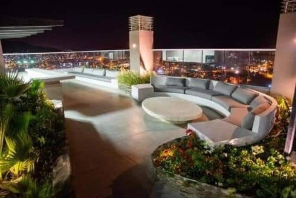 Apartamento salida directa a la playa, zona playa privada, Piscinas y jacuzzis wifi