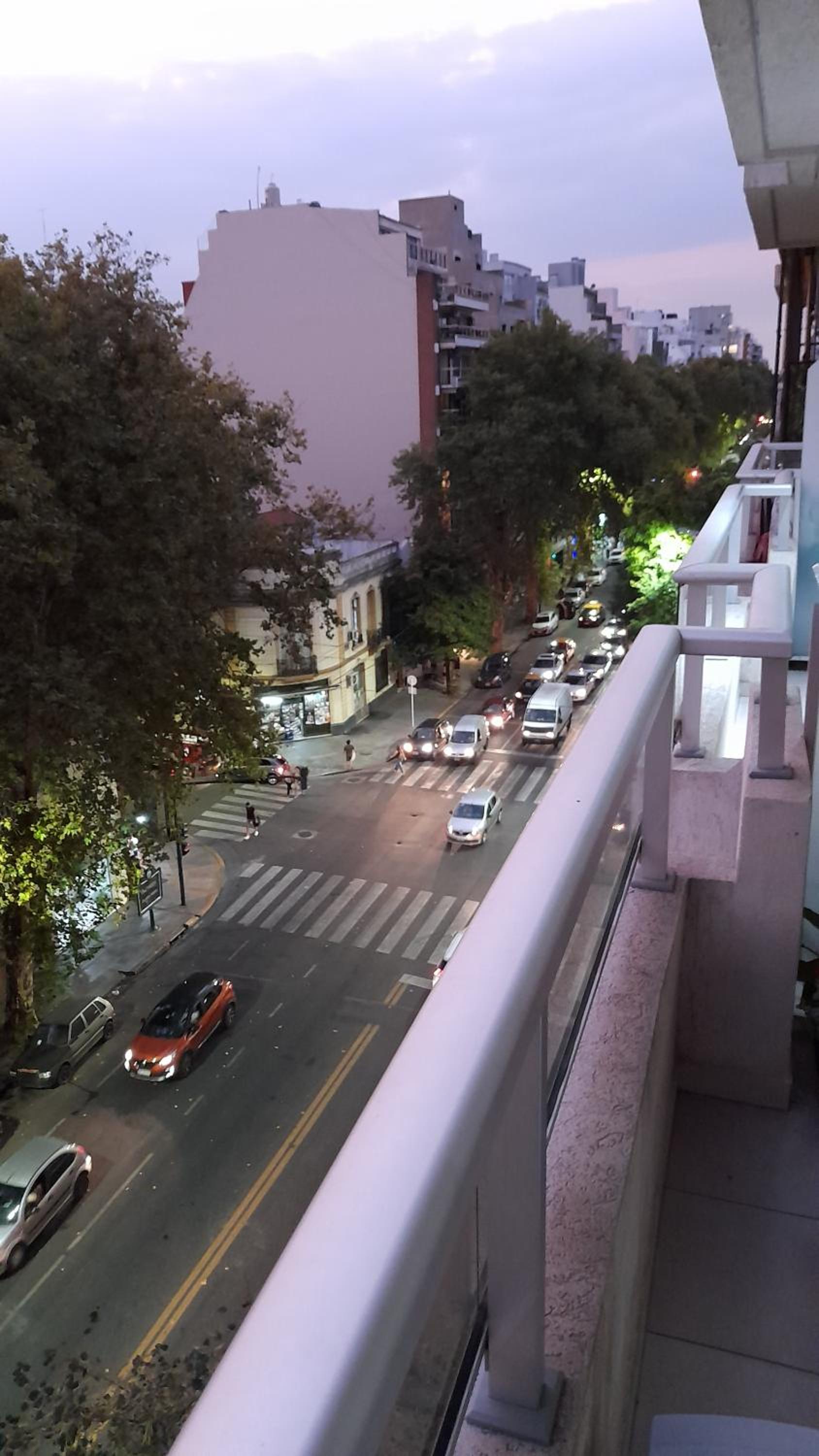Amplio monoambiente en edificio moderno