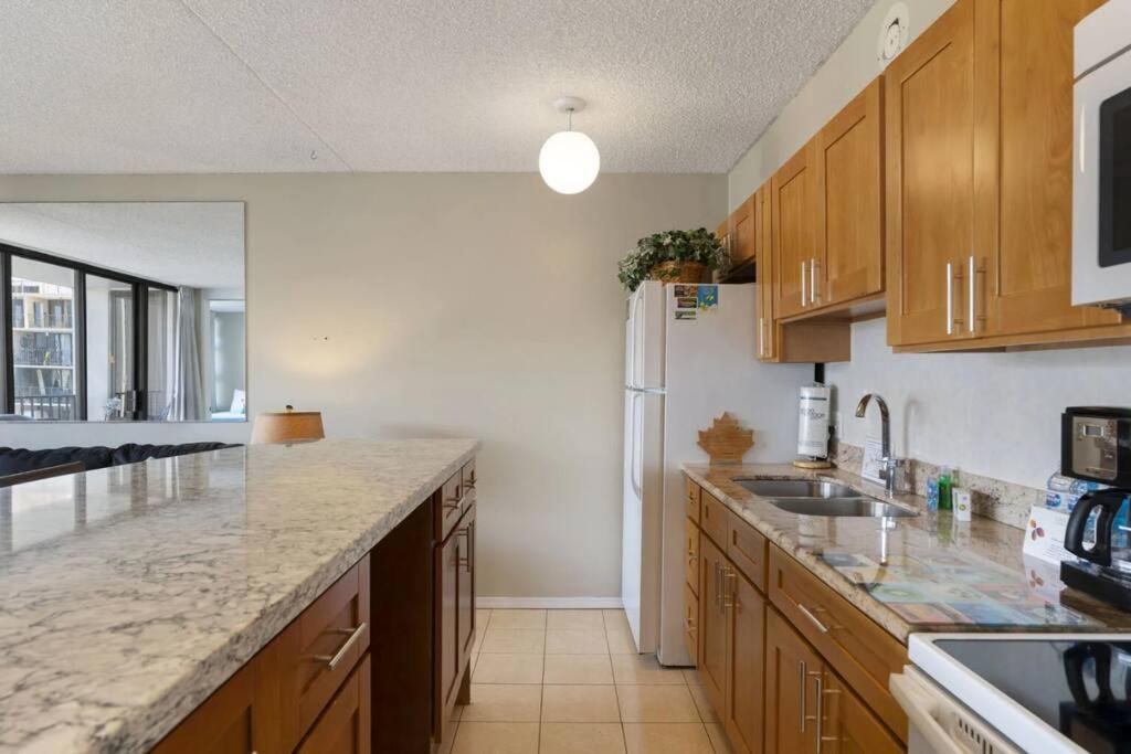 Ala Wai Suite 1 Bed Canal View Condo view 2