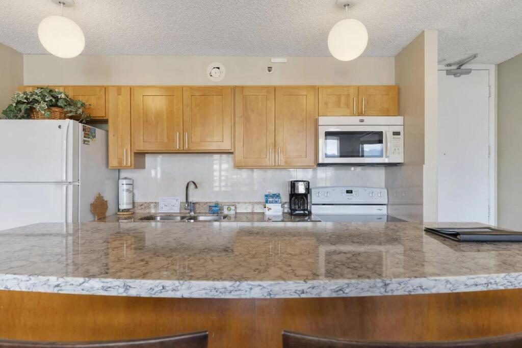 Ala Wai Suite 1 Bed Canal View Condo view 4