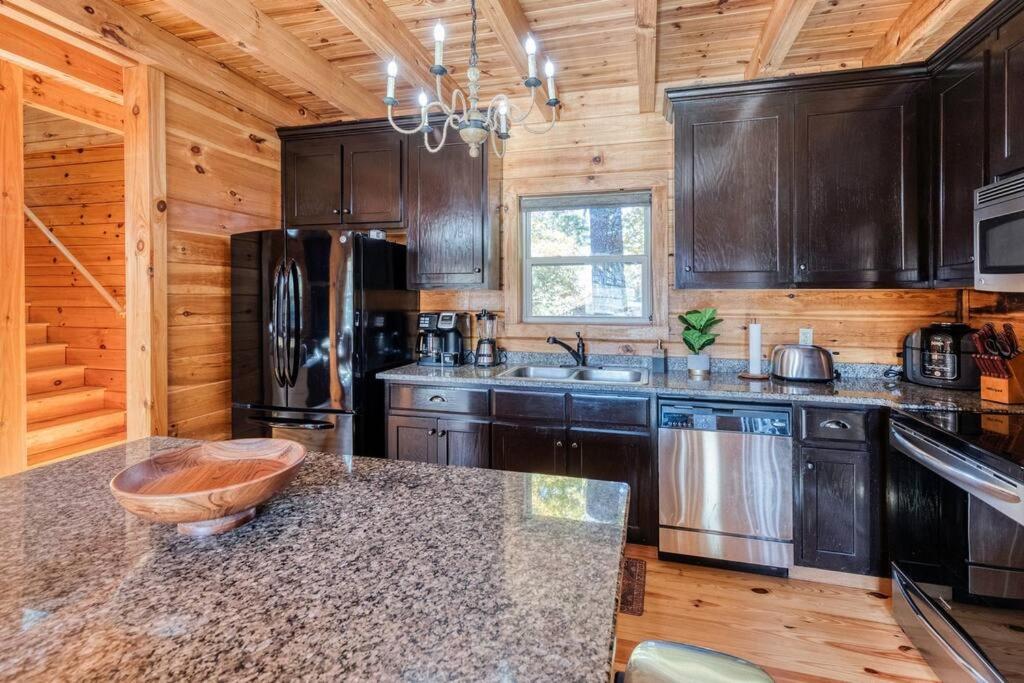 5BR Modern Mountain Top Retreat, Jacuzzi & Firepit, Million Dollar View, Gigabit Internet view 4