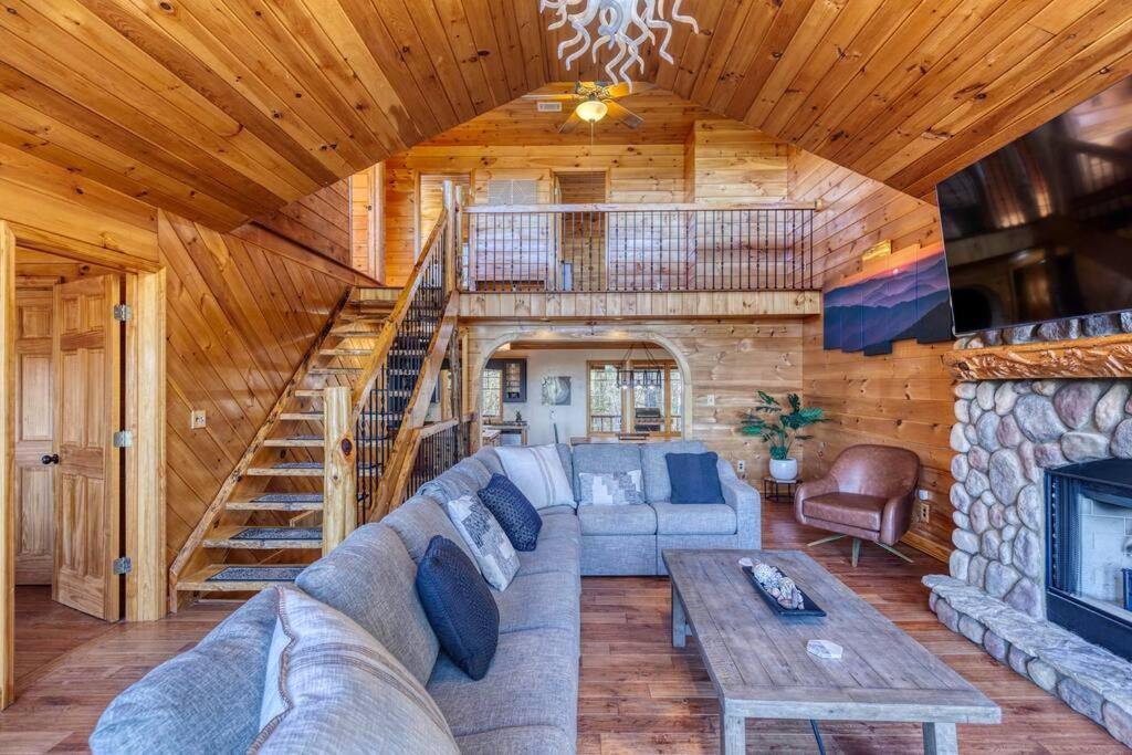 Gorgeous 6BR Cabin w/Spa, Firepit, Arcade& Mountain View