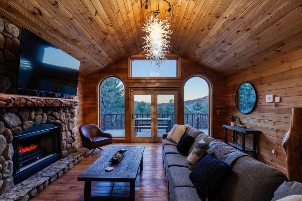 Gorgeous 6BR Cabin w/Spa, Firepit, Arcade& Mountain View