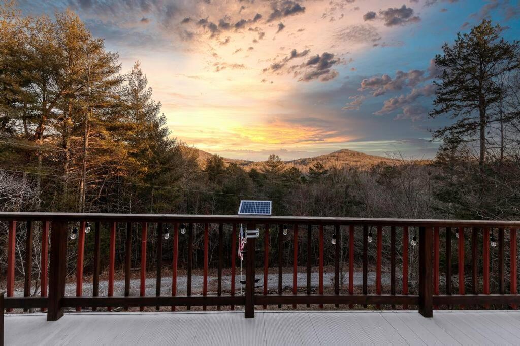 Gorgeous 6BR Cabin w/Spa, Firepit, Arcade& Mountain View
