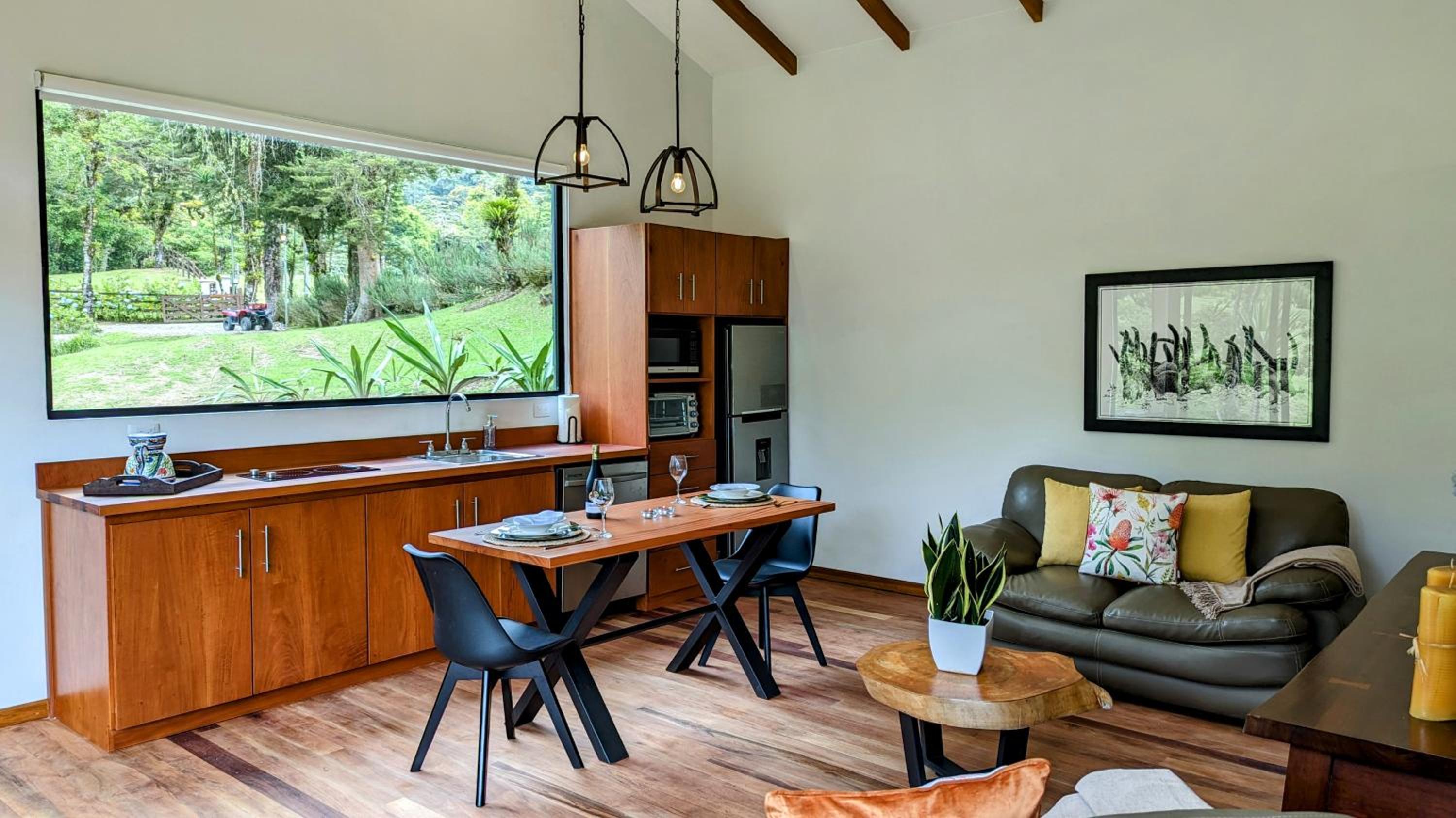Monteverde Casa Mia, near main attractions and town!