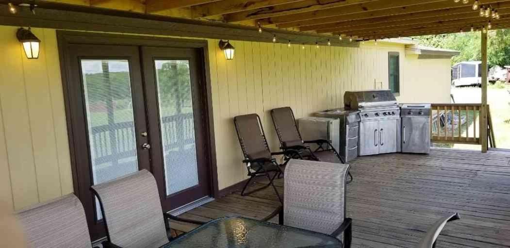 Lakefront Cottage - 25 view 3