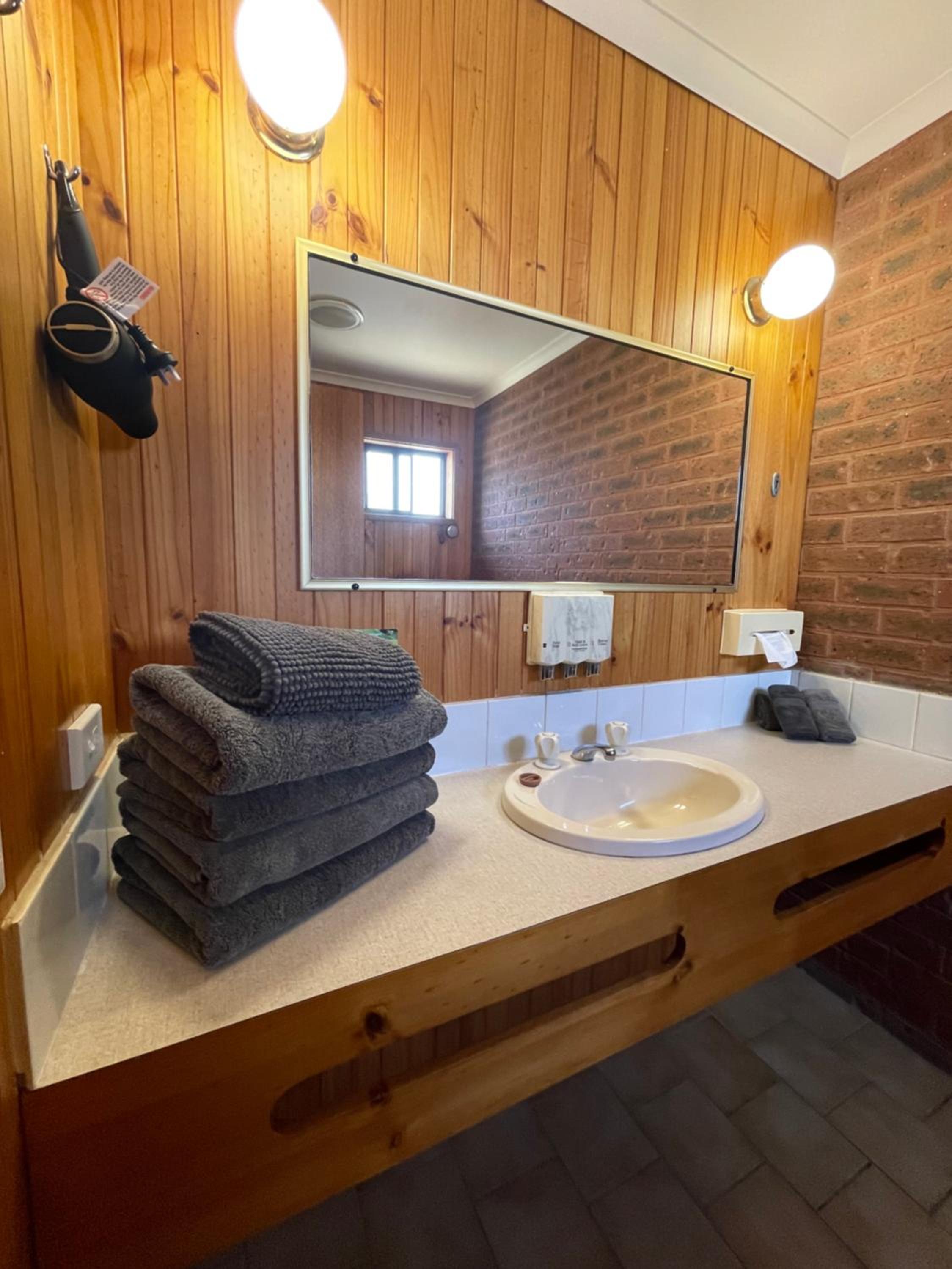 Country Roads Motor Inn