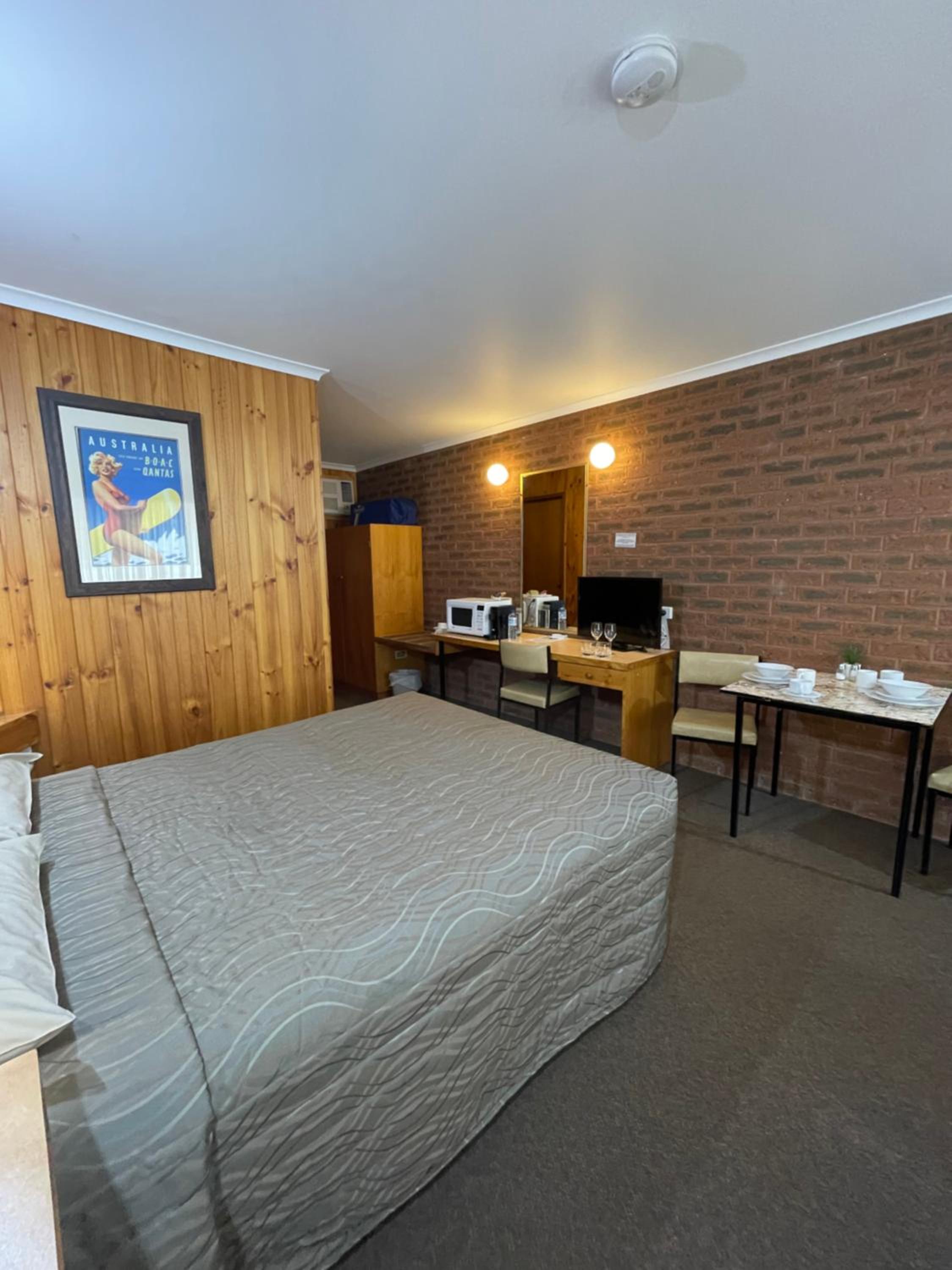Country Roads Motor Inn