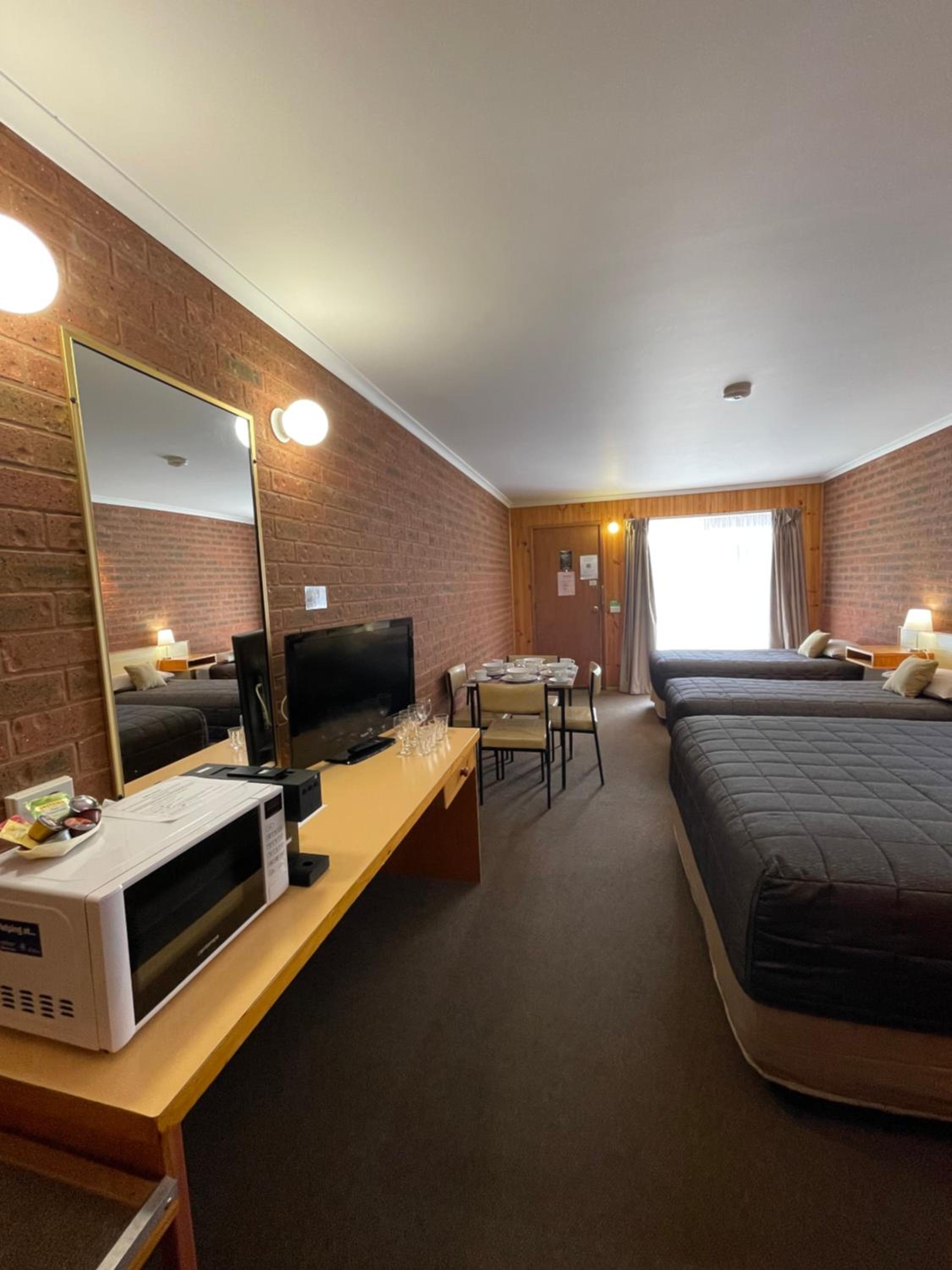 Country Roads Motor Inn