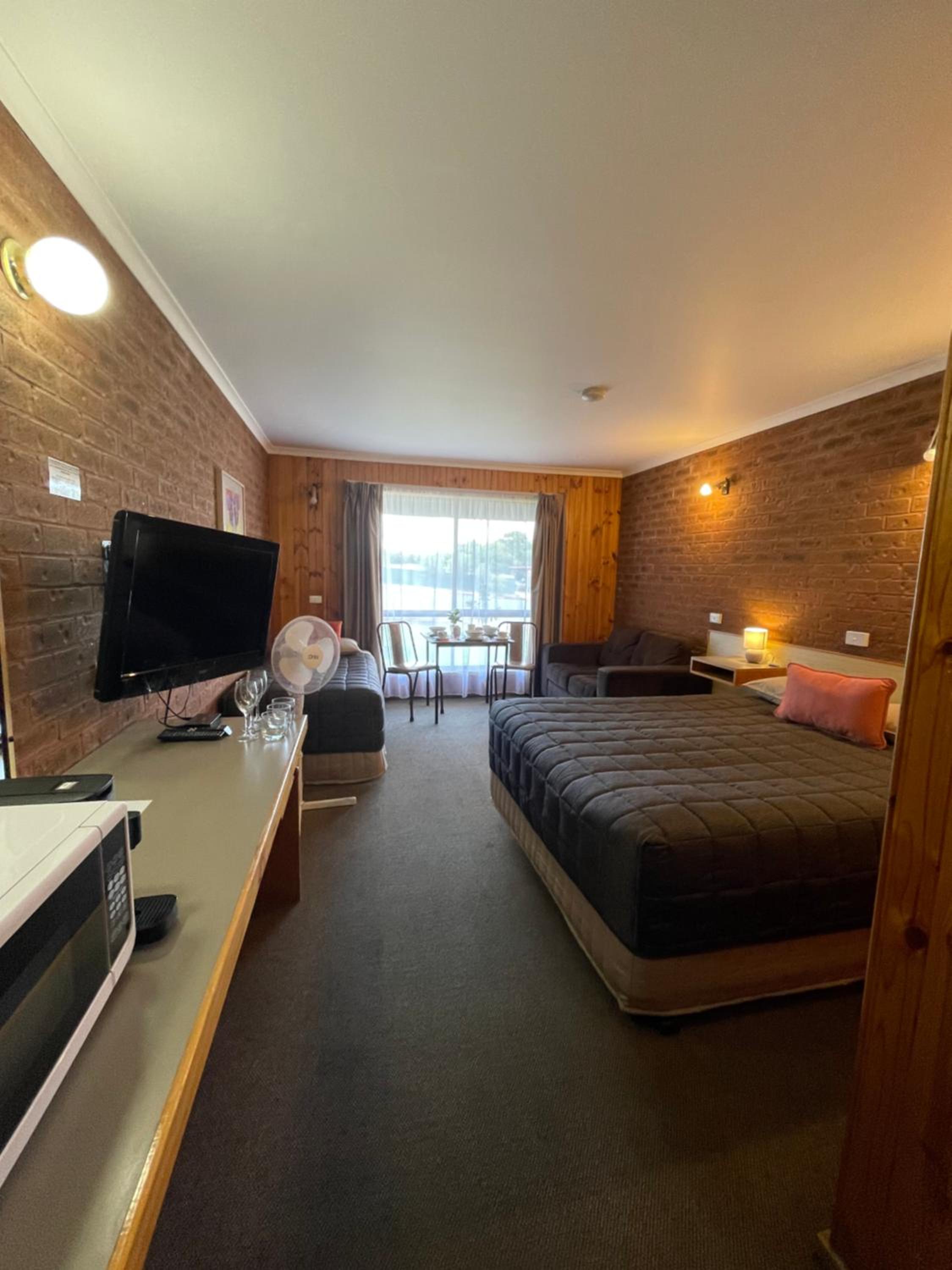 Country Roads Motor Inn