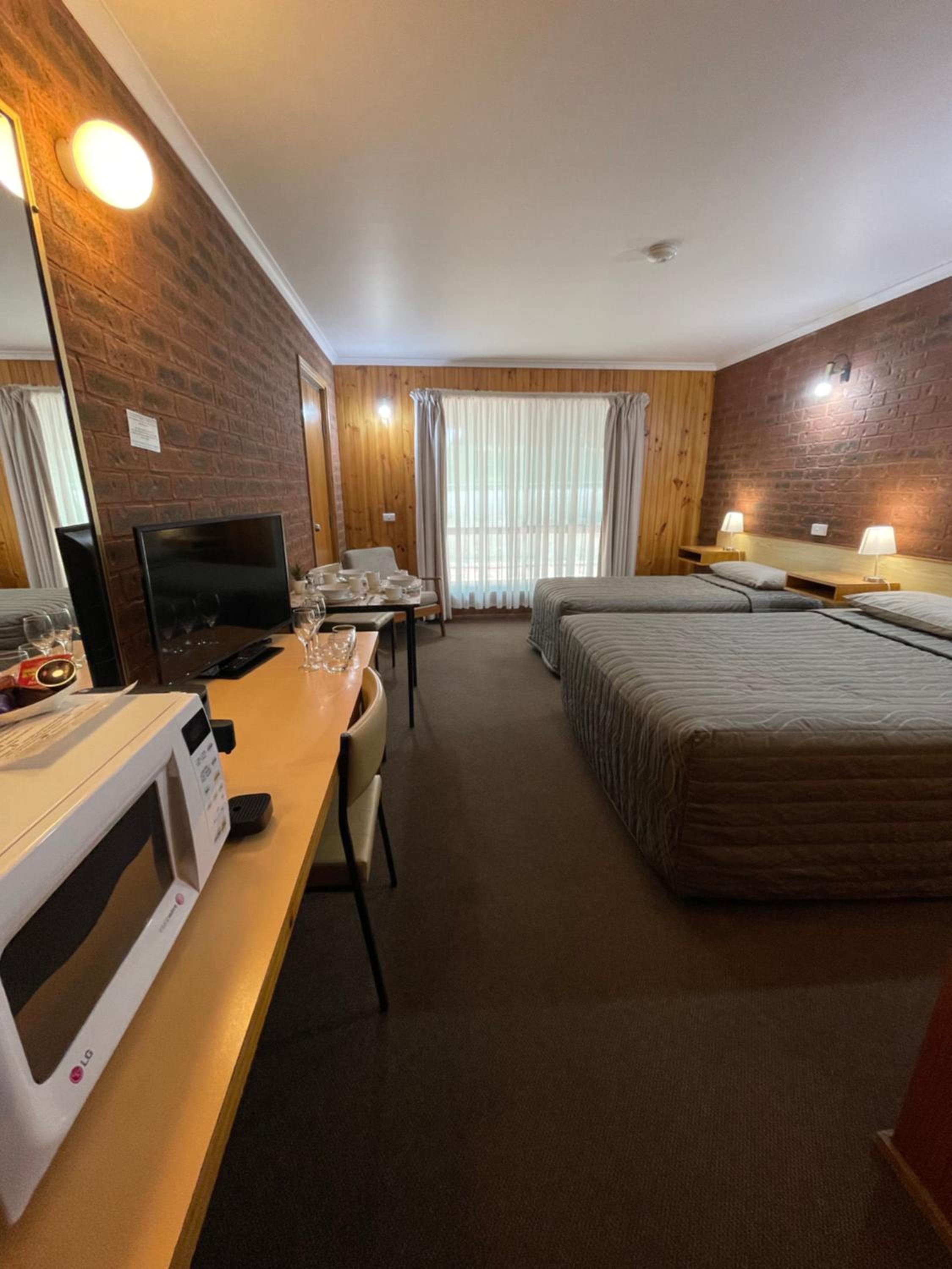 Country Roads Motor Inn