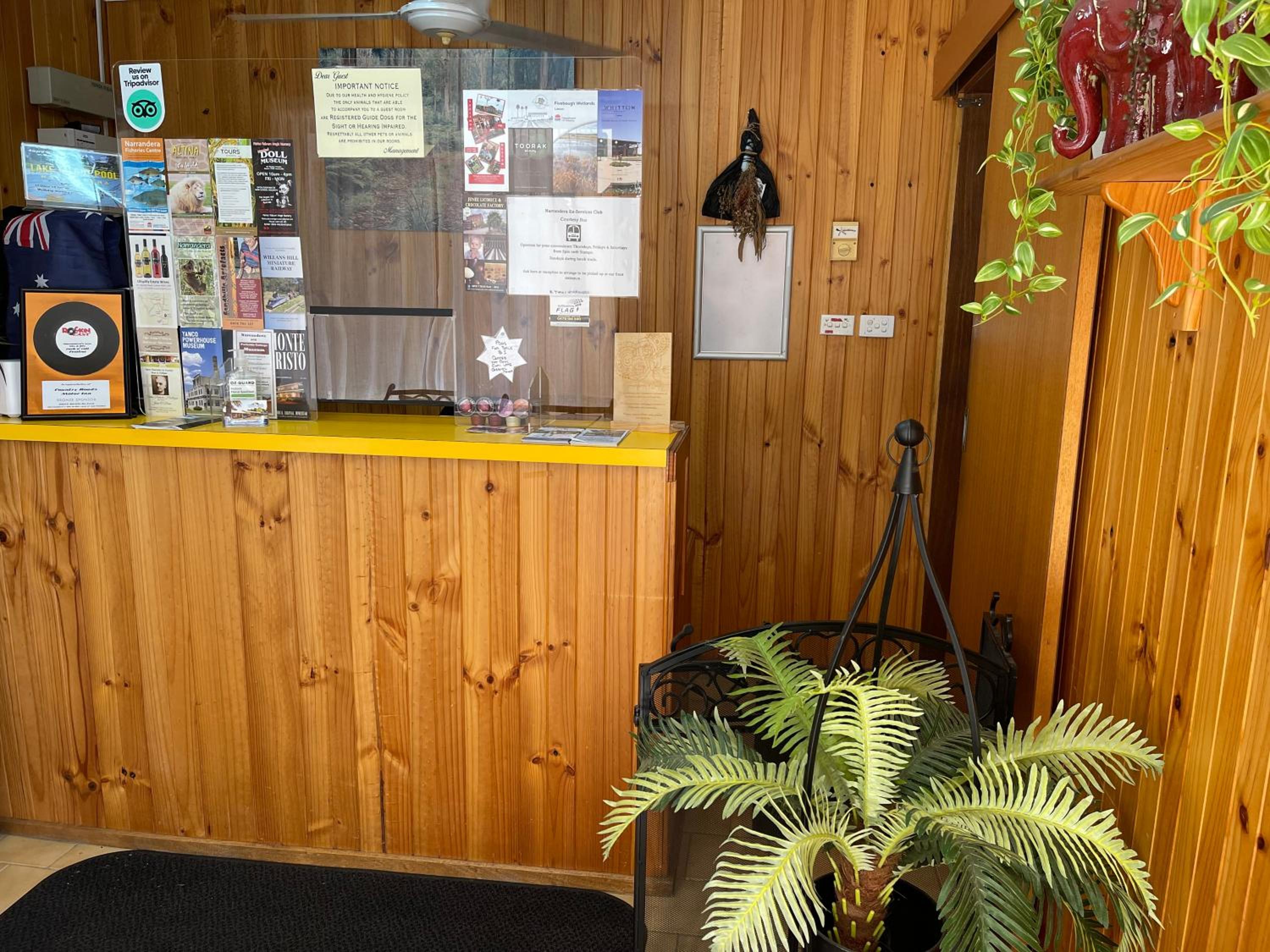 Country Roads Motor Inn