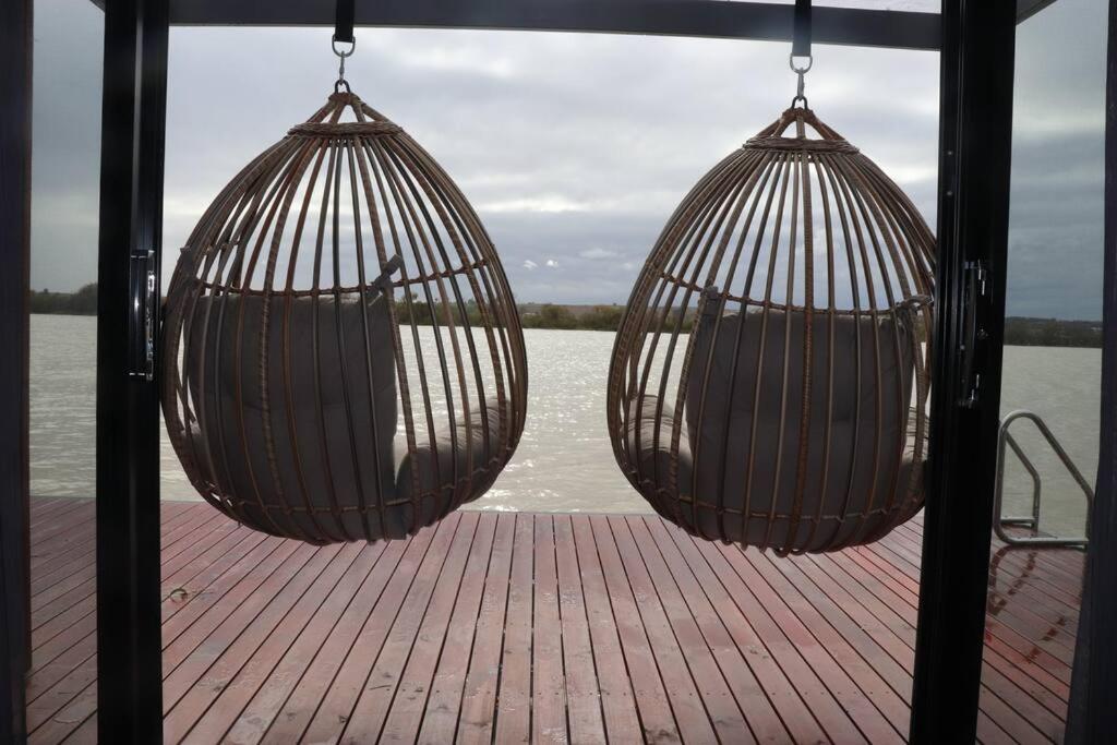 Ark-imedes - Unique float home on the Murray River