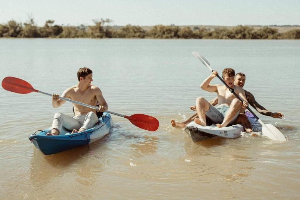 Ark-imedes - Unique float home on the Murray River